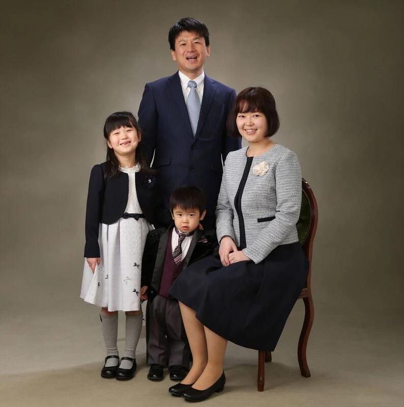 晴れの日を家族みんなで。入学式の「おすまし」記念写真
